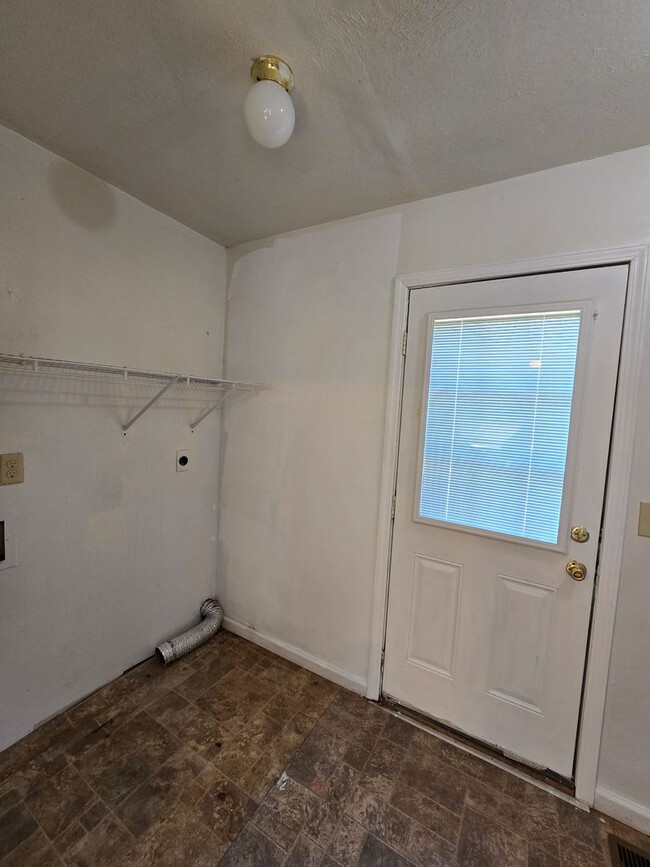 Building Photo - $1225 - Charming 3 Bedroom 1 Bathroom Bric...