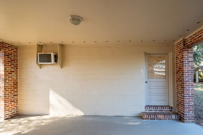 Building Photo - 2818 Lakeshore Dr