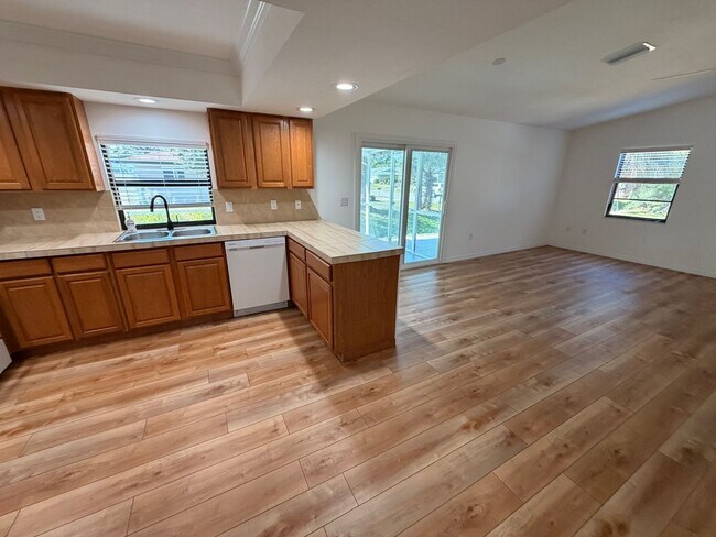 Building Photo - Highly sought after 2/2 in Gulf Gate