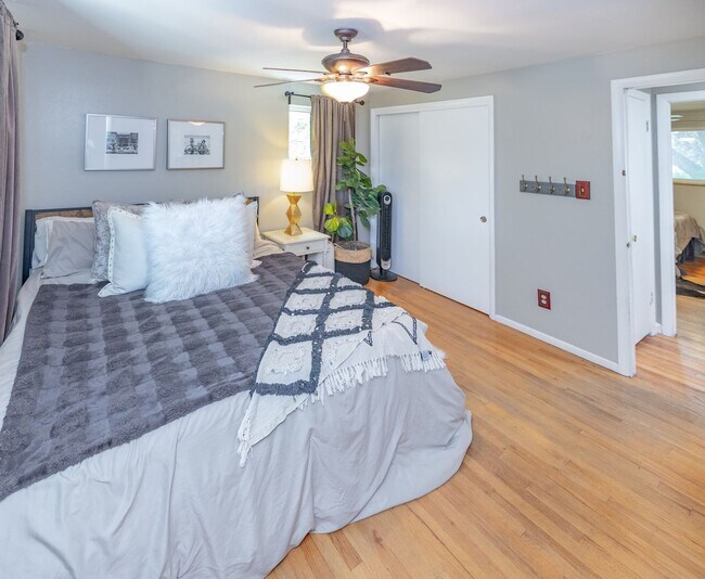 Building Photo - Amazing 3 bed/3 bath rental.  New Flooring!!  Solar Panels!!