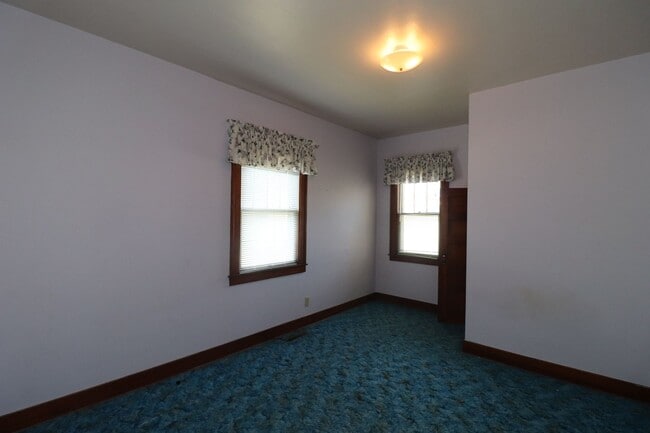 Building Photo - Spacious home for rent