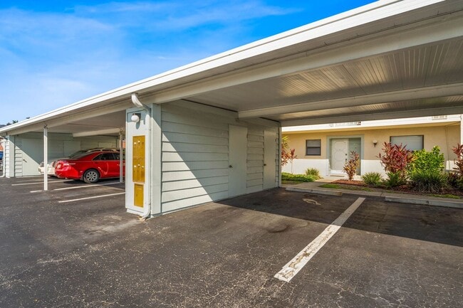 Building Photo - 2 Bed 2 Bath waterfront Condo