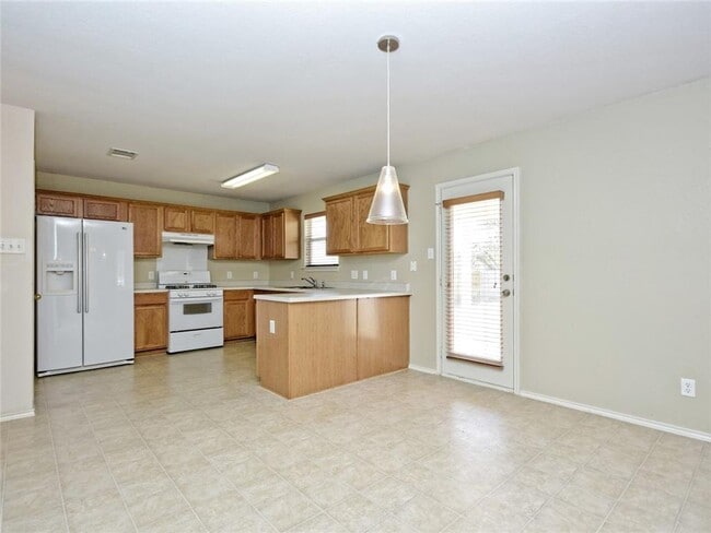 Building Photo - Spacious home on large corner lot