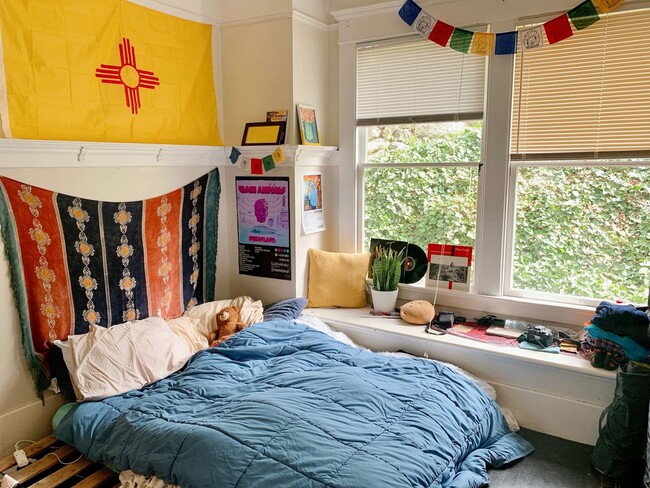 Building Photo - PRELEASING: Classic N Garden 6 bdrm/3 bath near WWU North Campus