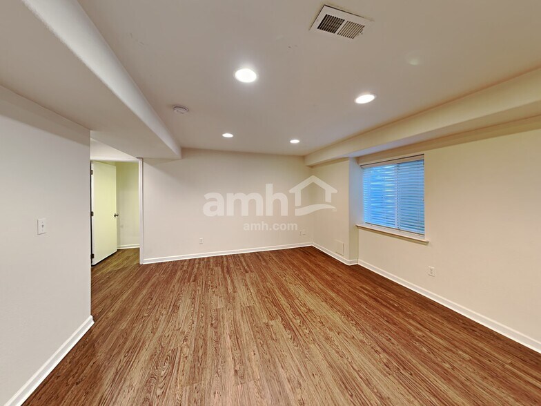 Building Photo - 11260 Jamaica St