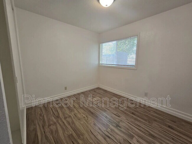 Building Photo - 807 NE Alameda Ave