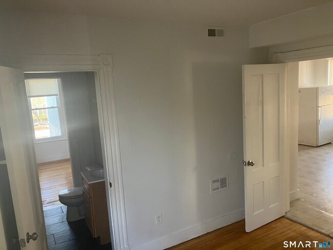 Building Photo - 473 Howard Ave