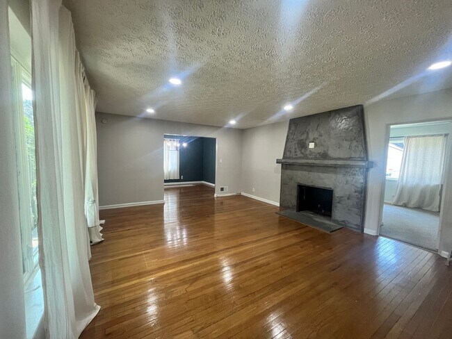 Building Photo - Spacious 3 bedroom 1.5 bathroom House