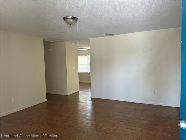 Building Photo - 7420 Valencia Rd