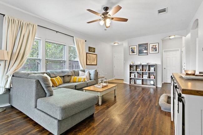 Building Photo - Open Floorpan is Move in Ready just for yo...