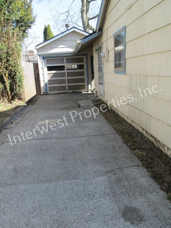 Building Photo - Montavilla Cutie! 2bd 1 ba home with Garag...