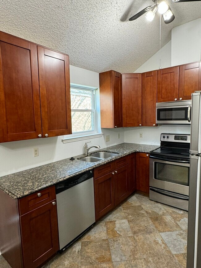 Building Photo - 350 Meadow Crossing Dr