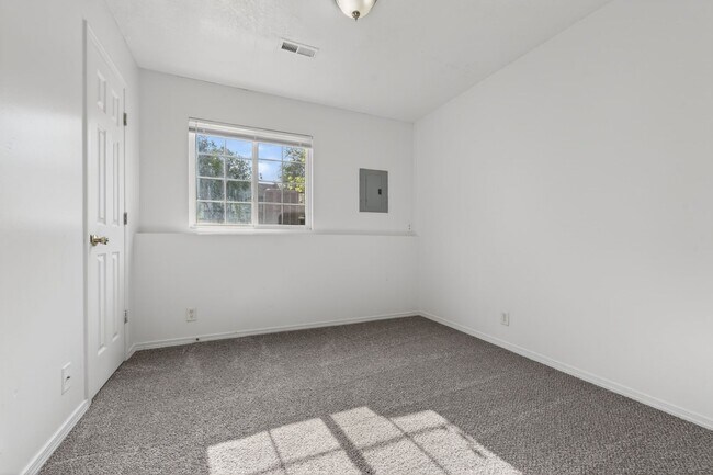 Building Photo - 4329-4337 S Elizabeth