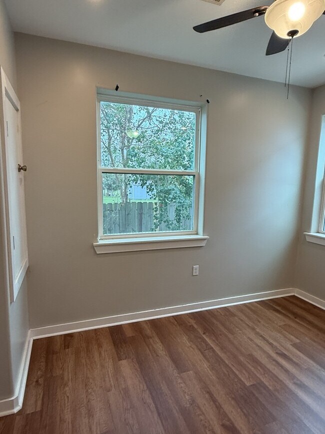 Building Photo - 430 Schmidt Rd