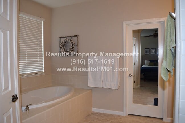 Building Photo - Spacious 3 bedroom Excellent Roseville Loc...