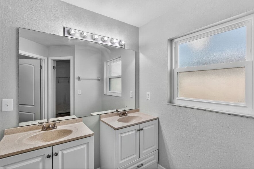 Building Photo - 250 Lakebreeze Cir