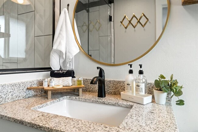 Building Photo - 3413 W Sunset Ave