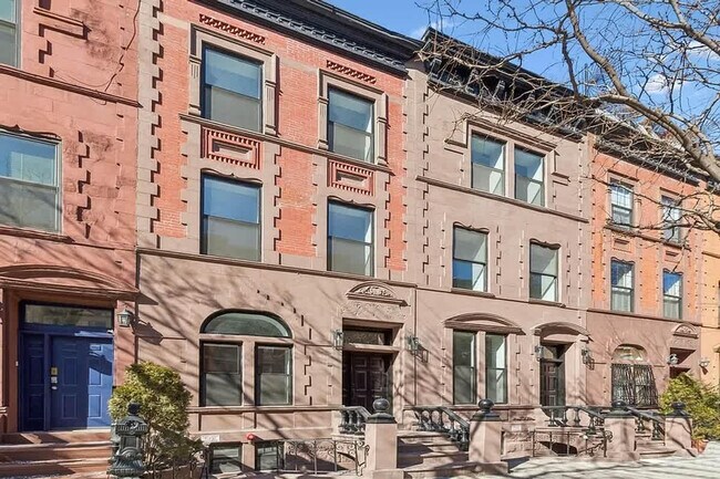 Building Photo - 389 Manhattan Ave