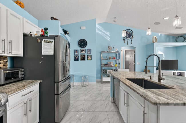 Building Photo - 1121 SW Ivanhoe St