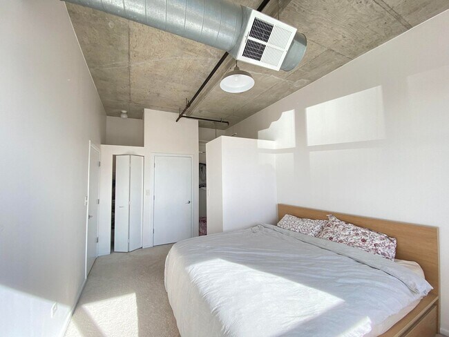 Building Photo - 933 W Van Buren St