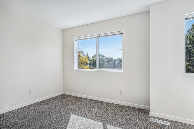 Building Photo - 901 Fulton St W