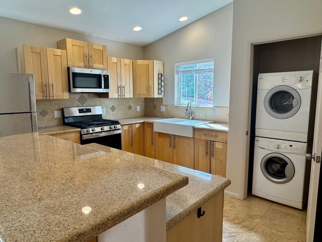 Building Photo - 120 Carol Canyon Dr