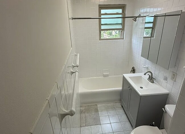 Building Photo - Spacious 3BR Apartment in Oak Park – 1,300...