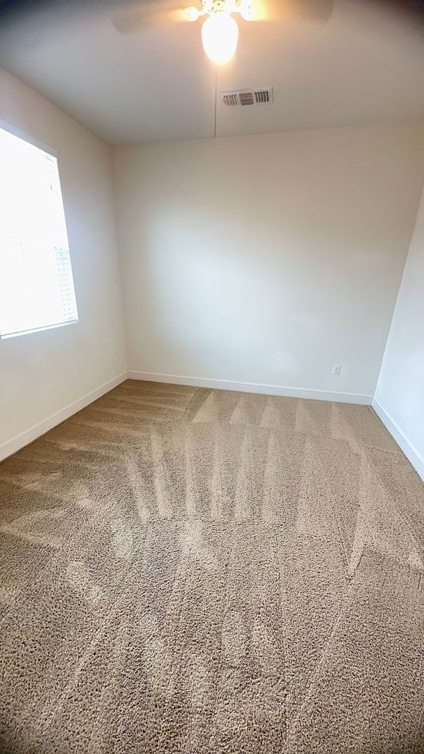 Building Photo - Beautiful spacious 3 bedroom 2/5 bathroom home.