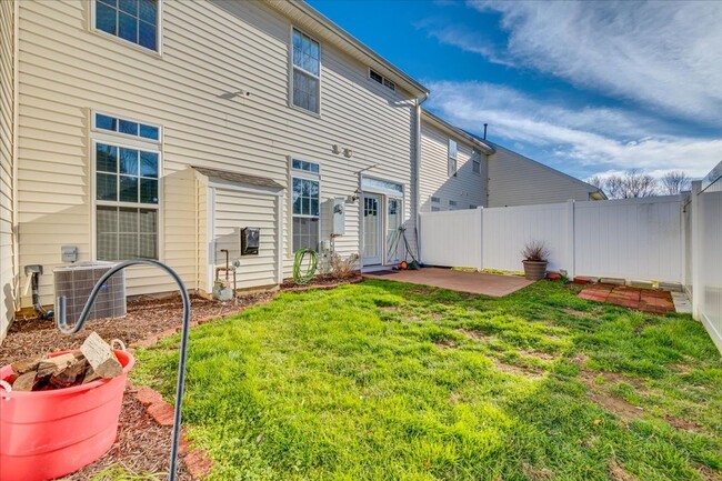 Building Photo - Fabulous 3 bedroom 2.5 bath townhome in Au...