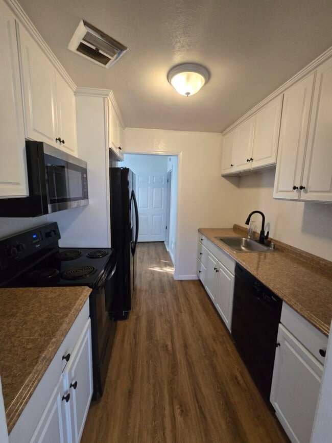 Building Photo - 211 W Lindo Ave
