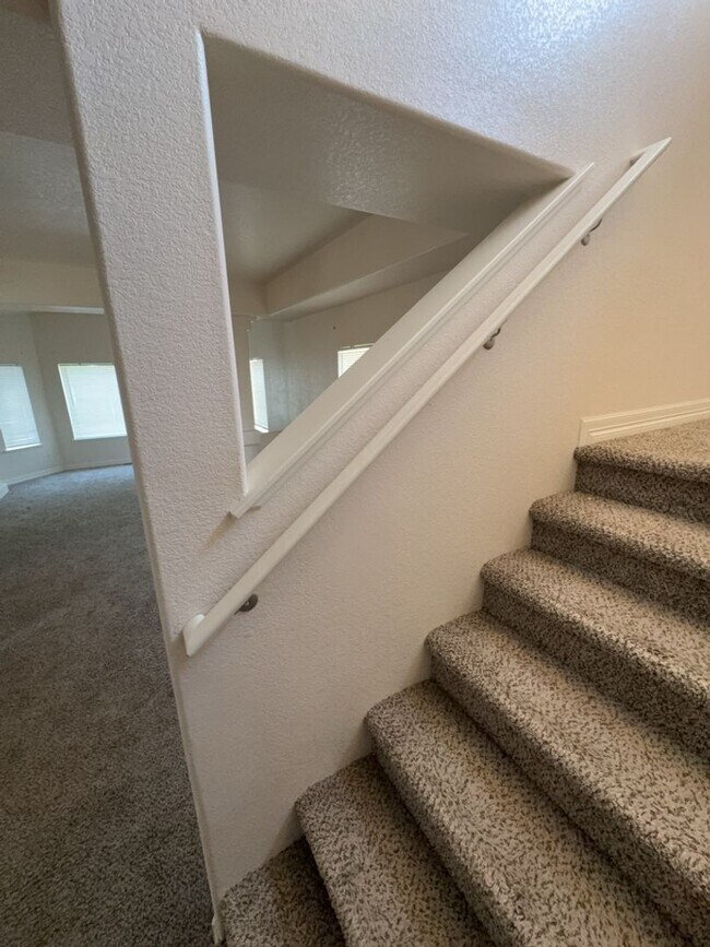 Building Photo - Spacious 3 Bed, 2.5 Bath Home with Oversiz...
