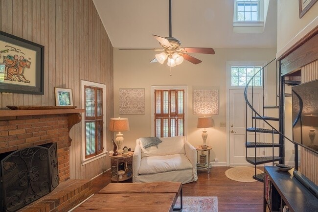 Building Photo - 107 Herbert St