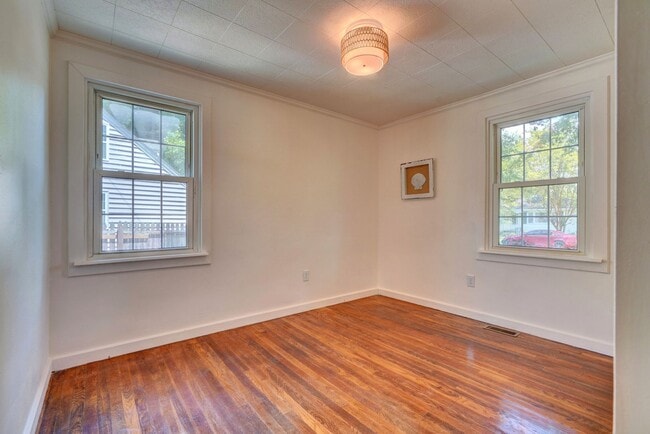 Building Photo - Charming Cape Cod Home - Detached Garage - Pet Friendly!