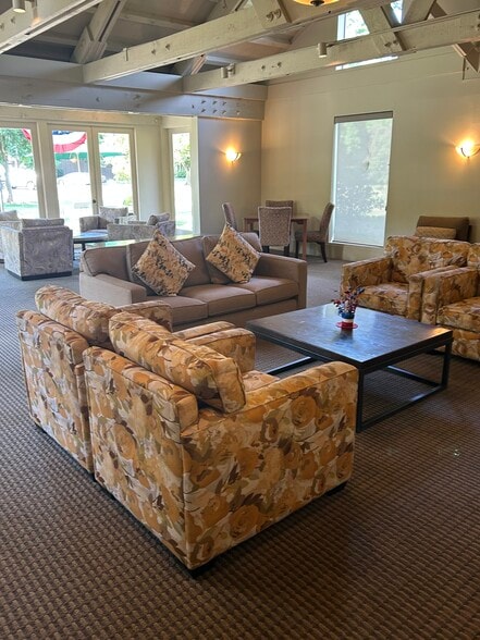 Clubhouse - 871 Woodside Ln E