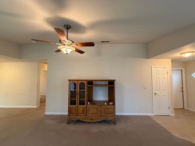 Building Photo - Take a look at this Gorgeous NW Bakersfield Home