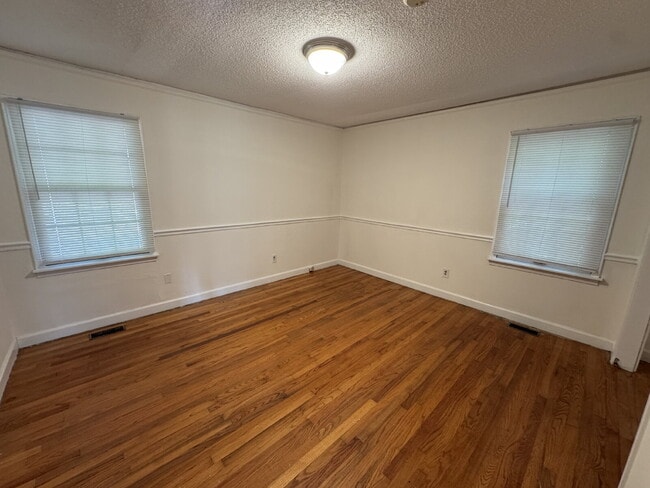 Building Photo - 4 bed & 3 full bath - Perfect for families and students