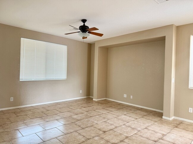Building Photo - Spacious Living, Granite Counters, Great Location!