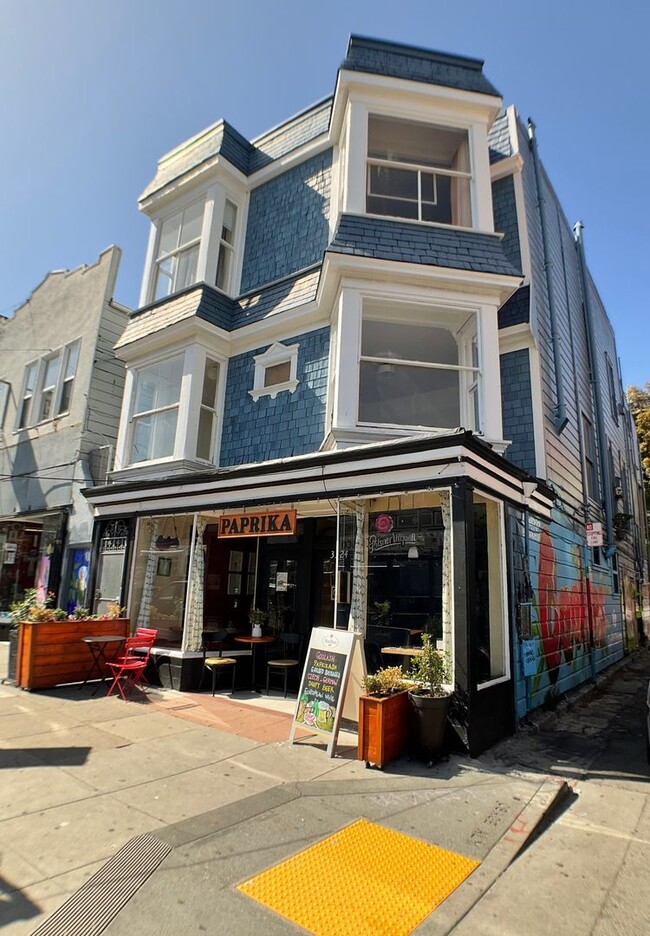 Building Photo - FULL FLOOR FLAT! Bay Windows, Hardwood Flo...