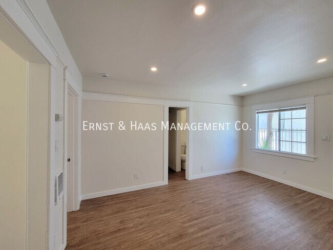 Building Photo - 154 E Eagle St