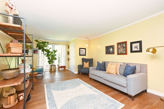 Building Photo - **FURNISHED ONE-SIDE-OF-A-DUPLEX HOME WITH BASEMENT STORAGE MINUTES FROM NASHVILLE WEST AND DOWNT...