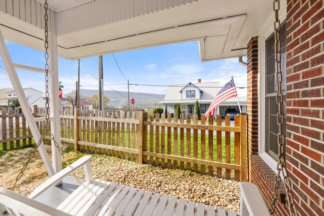 Building Photo - 389 Thompson St