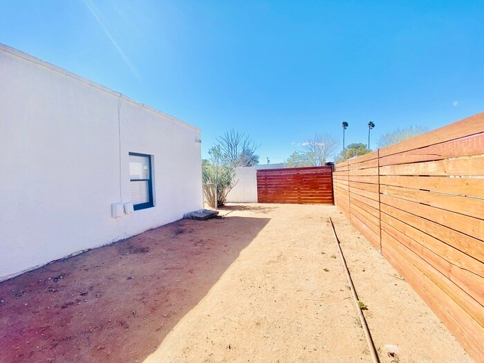 Building Photo - 2625 E Copper St