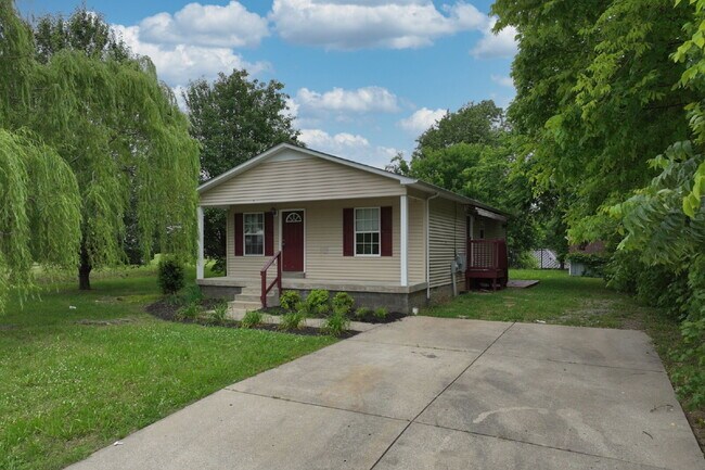 Building Photo - Springfield Gem! 3BR/2BA with Big Yard, St...