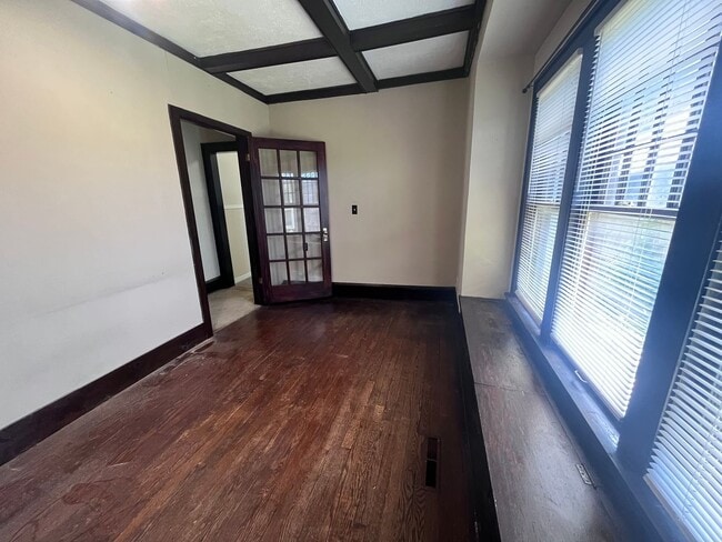Building Photo - 304 S Rutan St