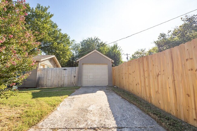 Building Photo - 3/1.5 Near TU Available Now!