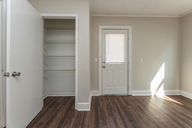 Building Photo - Move-In Ready Comfort – 4 Bed, 2 Bath!