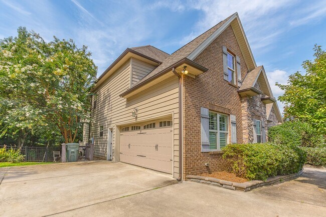 Building Photo - Fully Furnished Home!