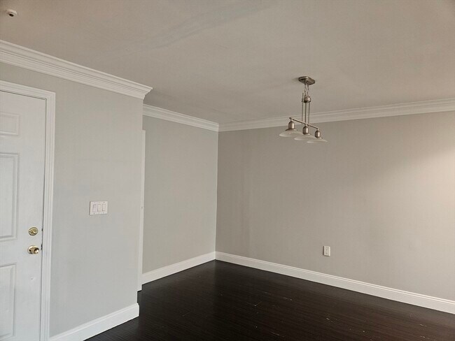 Building Photo - 10 Shadowbrook Ln