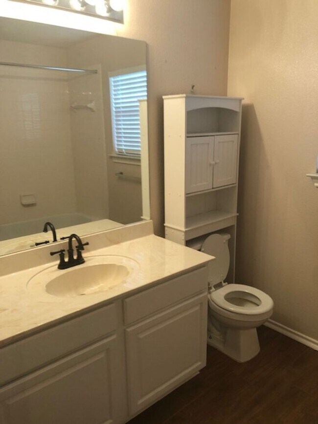 Building Photo - Beautiful home in gated community