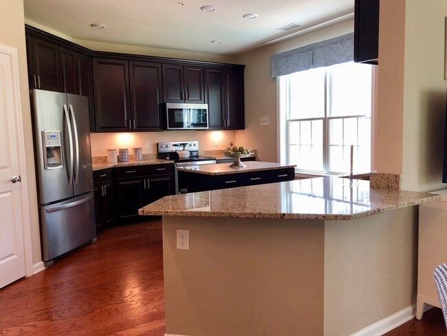 Building Photo - 130 University Ave